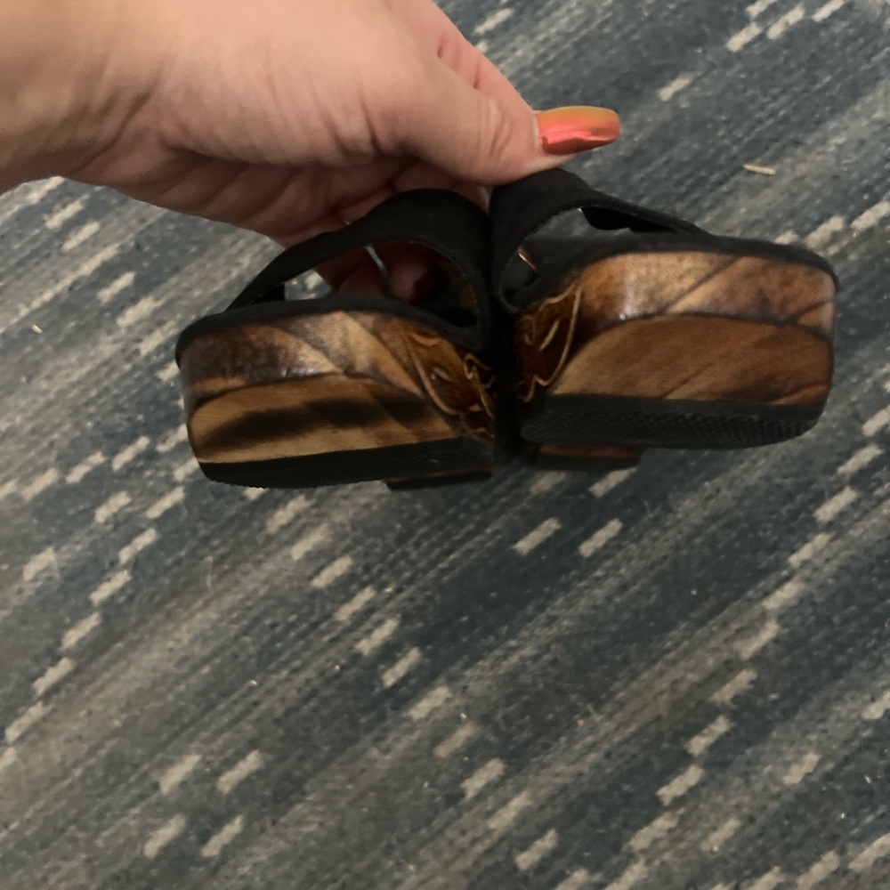 Black Women's Slip-On Wedge Sandals Carved Wood Heel - Picture 2 of 4